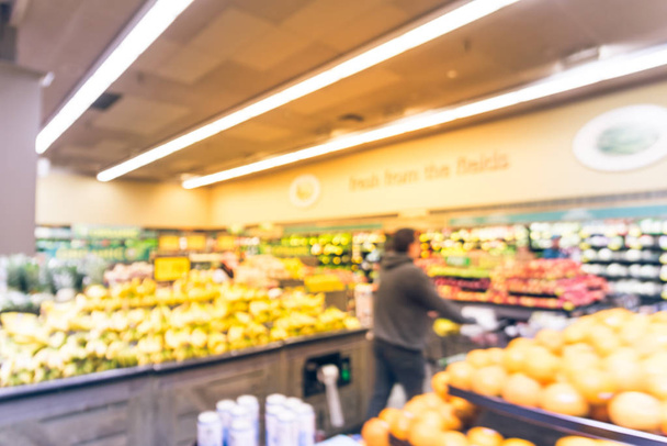 Розмитість фону зображення клієнтів покупки в місцевому продуктовому магазині в Сан-Франциско, штат Каліфорнія. Свіжі фрукти та овочі на дисплеї. Органічні, вирощеної виробляє, здорове харчування в супермаркеті - Фото, зображення