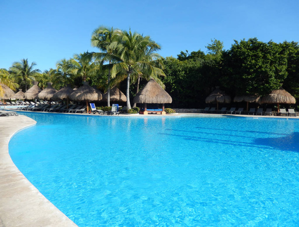 Piscina genérica en un resort caribeño en la Riviera Maya, México
. - Foto, imagen