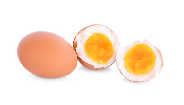 zwei Hälften eines gekochten Eiers auf weißem Hintergrund - Foto, Bild