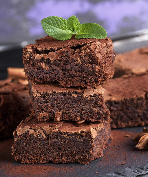 Stapel von quadratischen Stücken Schokoladenkuchen gebackene Brownies, Biskuitkuchen - Foto, Bild