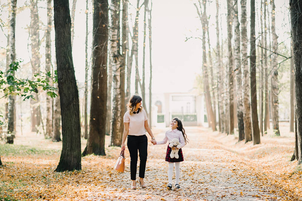 ευτυχισμένη μητέρα και κόρη περπάτημα στο πάρκο - Φωτογραφία, εικόνα