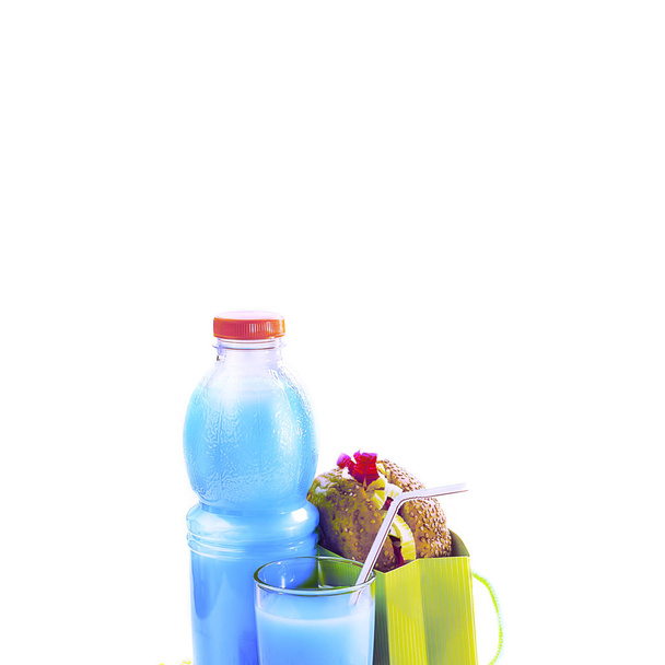 Surrealismi Juhlava koostumus juo välipaloja loma hampurilainen eväste tinsel konfetti lahjapakkaus cocktail tyydyttyneitä värejä. Lasten loma syntymäpäiväjuhlat
 - Valokuva, kuva