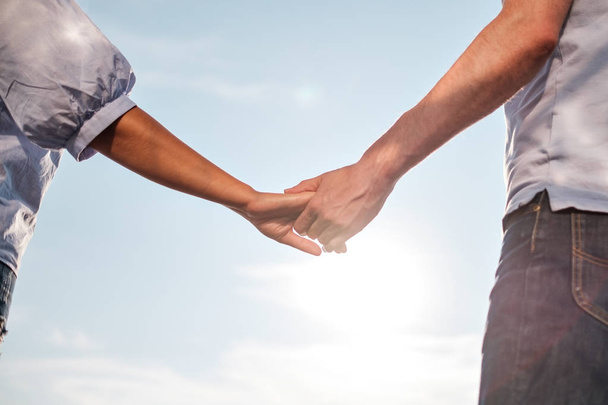 Женщина и мужчина держатся друг за друга за руки. Концепция любви и лица
 - Фото, изображение