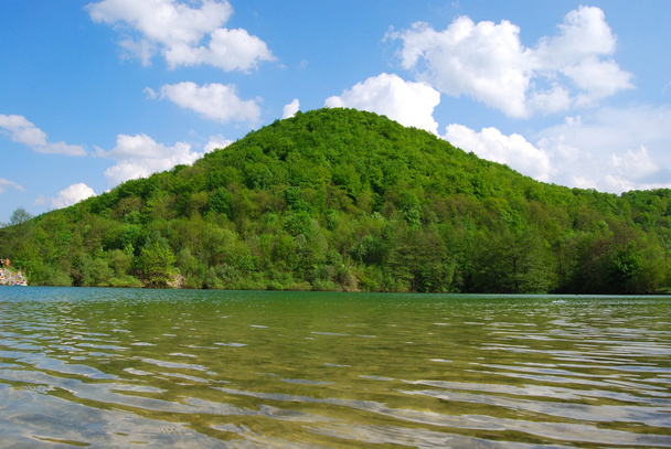 tó tükrözi a hegy - Fotó, kép