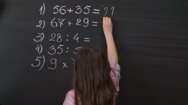 Jonge Student complexe wiskundige formule vergelijking op het bord schrijven. - Video