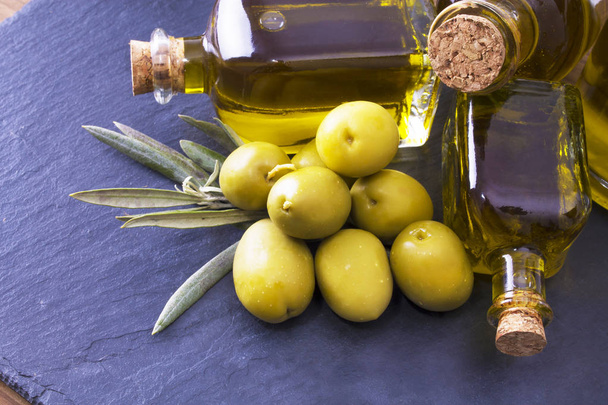 Zeytin ve sızma zeytinyağı şişeleri - Fotoğraf, Görsel