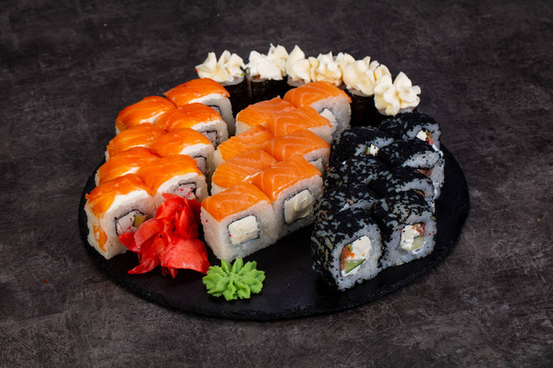 Ιαπωνική Σούσι με διάφορες συστατικό - Φωτογραφία, εικόνα