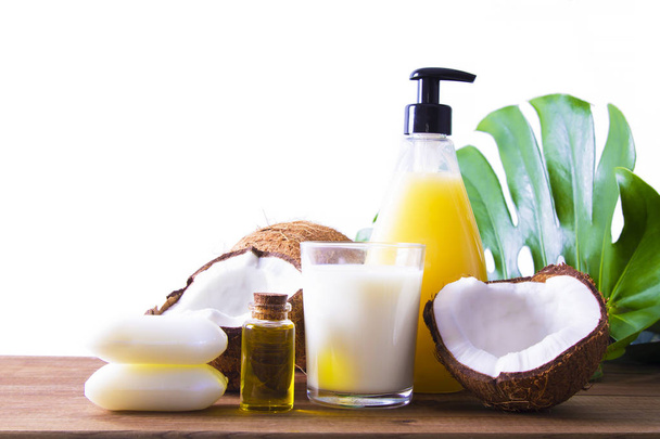productos de coco para la limpieza y la relajación corporal. tratamiento de belleza y relajación
 - Foto, imagen