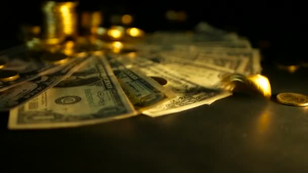 Managementeffizienz. Stapel goldener Münzen Dollarnoten auf schwarzem Hintergrund. Erfolg des Finanzgeschäfts, Investitionen. - Filmmaterial, Video