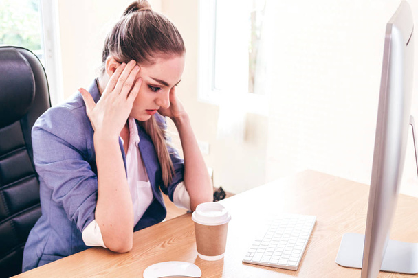 Уставшая деловая женщина с головной болью в офисе
 - Фото, изображение