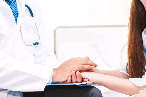 Doktore, drží za ruku malá holčička s péčí lékařů tabulky v hospital.healthcare a lékařství - Fotografie, Obrázek