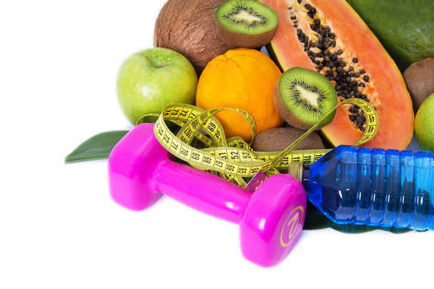 Klebeband, tropische Früchte, Manschettenknöpfe und eine Flasche Wasser. Diät und Schlankheitskonzept - Foto, Bild