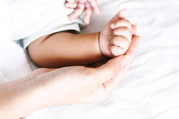 Baby hand in hand mother - Фото, зображення