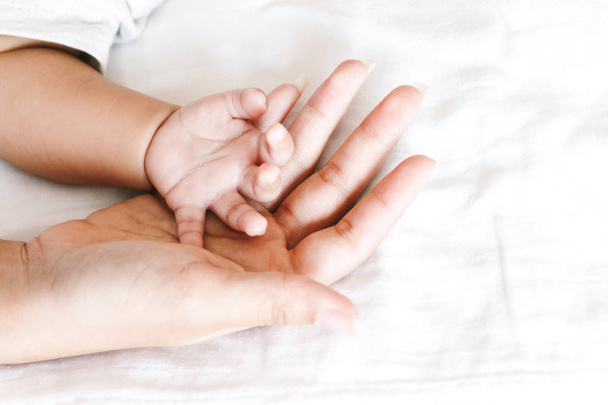 Vauva käsi kädessä äiti
 - Valokuva, kuva