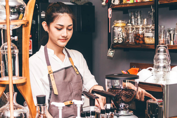 Nők Barista kávéfőző segítségével, hogy a kávét a kávézóban - Fotó, kép