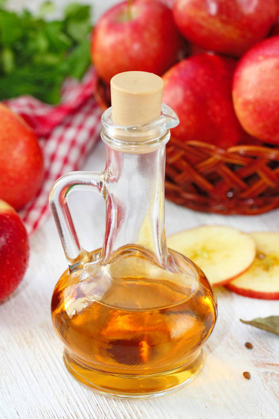 リンゴ酢。木製の背景にリンゴ酢のボトル。健康食品 - 写真・画像