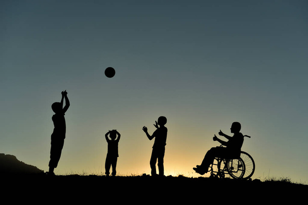 apoio e moral às pessoas com deficiência
 - Foto, Imagem