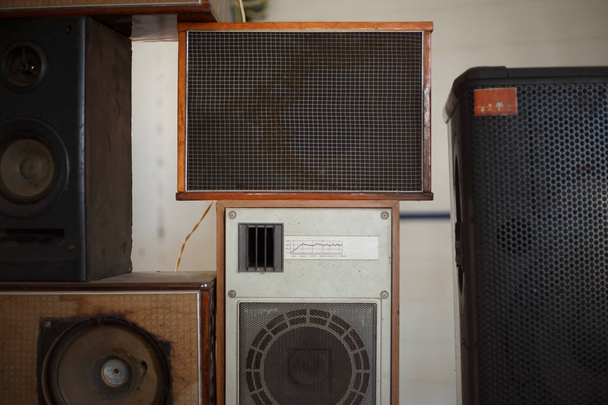 old speakers in a row - Φωτογραφία, εικόνα