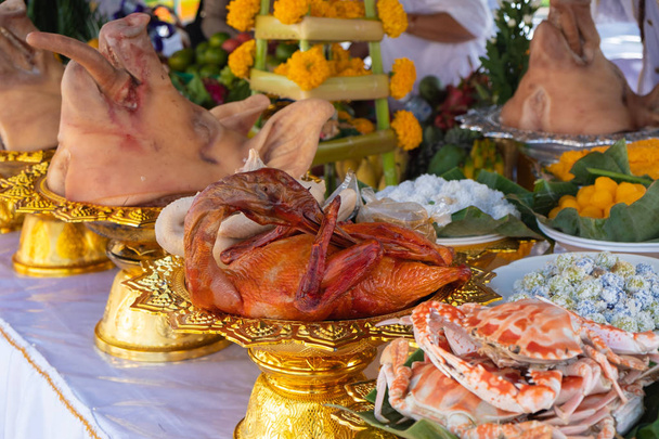 Gıda, et ve meyve kurban masada Tanrı için sunan - Fotoğraf, Görsel