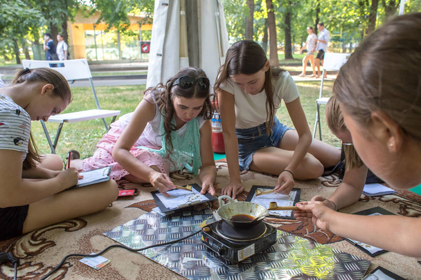 Moscow, Russia - August 03, a 2018:master-class for children and adults at the third Festival of Indonesia in the park Krasnaya Presnya - Valokuva, kuva