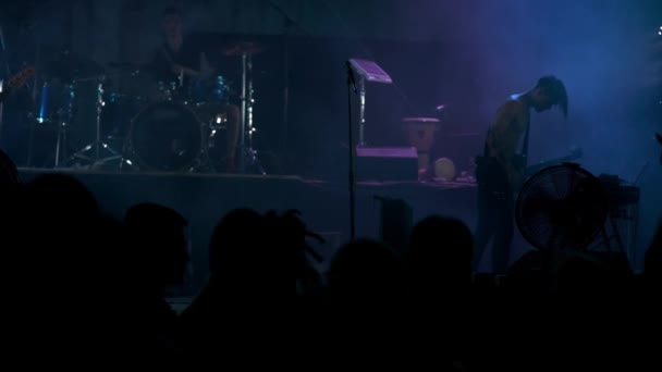 Rock ster acclamatie op muziek concert evenement. Heavy metalband voert een rockconcert bij de club. - Video