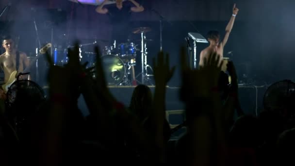 Rock ster acclamatie op muziek concert evenement. Heavy metalband voert een rockconcert bij de club. - Video