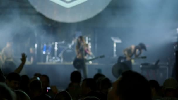 Ροκ σταρ βοής σε εκδήλωση μουσική συναυλία. Heavy metal μπάντα εκτελεί μια ροκ συναυλία στο club. - Πλάνα, βίντεο