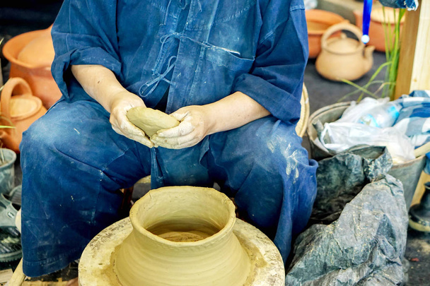 Рука глиняного гончара демонстрация литья горшок с бросанием колес и глины в Чиангмай, Таиланд
. - Фото, изображение