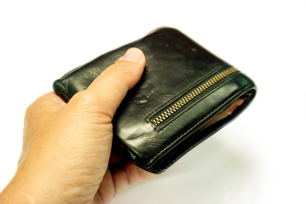 Крупним планом рука людини тримає чорний чоловічий шкіряний гаманець ізольовано на білому тлі і зроблено з доріжками
. - Фото, зображення
