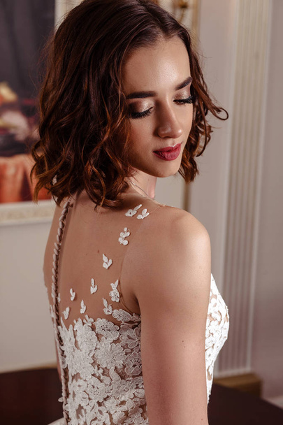 Sensual brunette bride in luxury wedding dress over classic interior, fashion beauty portrait - Fotografie, Obrázek