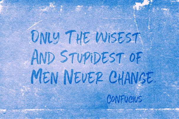 Тільки мудрим і дурних людей ніколи не зміниться - прадавнього китайського філософа Конфуція цитата надрукований на папері гранж синій - Фото, зображення