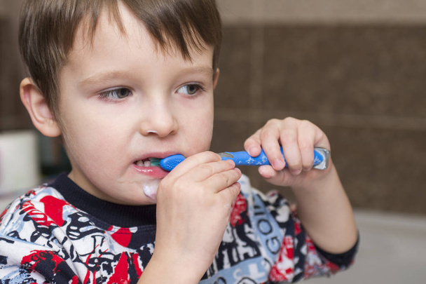 Diş fırçalama çocuk evlat. Diş fırçası ile küçük oğlu - Fotoğraf, Görsel