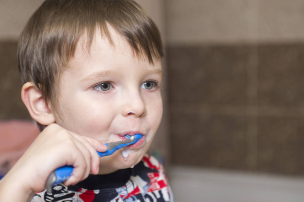 Ragazzo che si lava i denti. Bambino con spazzolino da denti
 - Foto, immagini