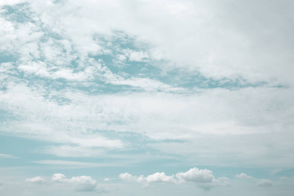 błękitne niebo jest pokryte białymi chmurami - Zdjęcie, obraz