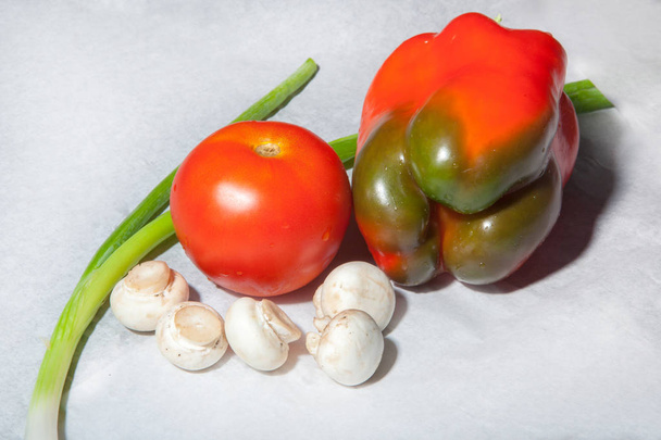 Tomates, recipientes para molhos, cogumelos, champinhons, patty
 - Foto, Imagem