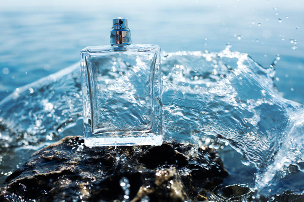 Perfume and water splash - Φωτογραφία, εικόνα