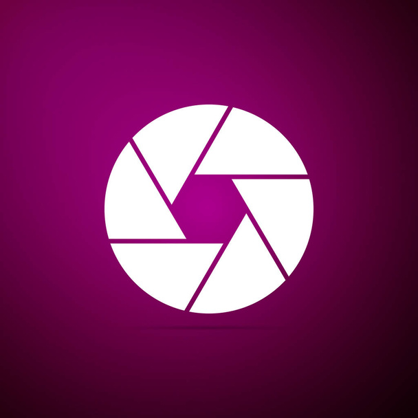 Icono del obturador de la cámara aislado sobre fondo púrpura. Diseño plano. Ilustración vectorial
 - Vector, imagen