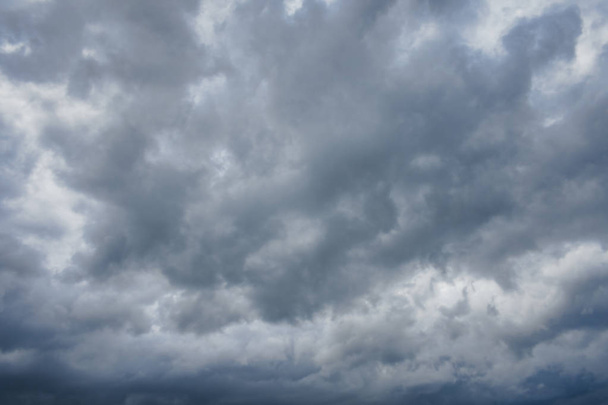 weiße, flauschige Wolken vor blauem Himmel - Foto, Bild
