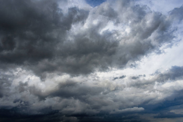 άσπρα χνουδωτά σύννεφα ενάντια σε έναν γαλάζιο ουρανό - Φωτογραφία, εικόνα