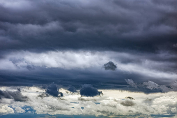 Mavi gökyüzüne karşı beyaz kabarık bulutlar - Fotoğraf, Görsel