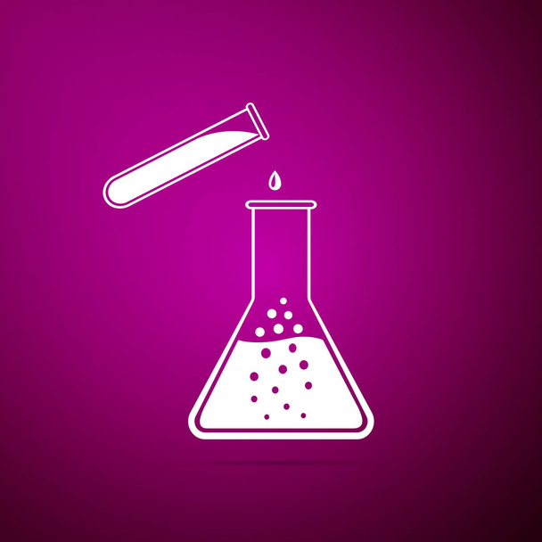 Probówki i kolby - laboratorium chemiczne badanie ikona na białym tle na fioletowym tle. Znak szkło laboratoryjne. Płaska konstrukcja. Ilustracja wektorowa - Wektor, obraz
