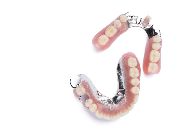 prótesis dentales sobre fondo blanco
 - Foto, Imagen