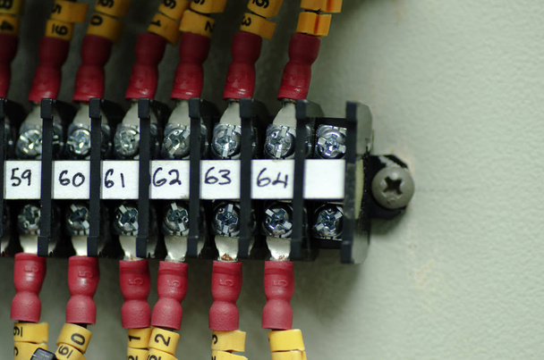 imagen de primer plano del terminal del conector de alambre en la caja eléctrica
 - Foto, imagen