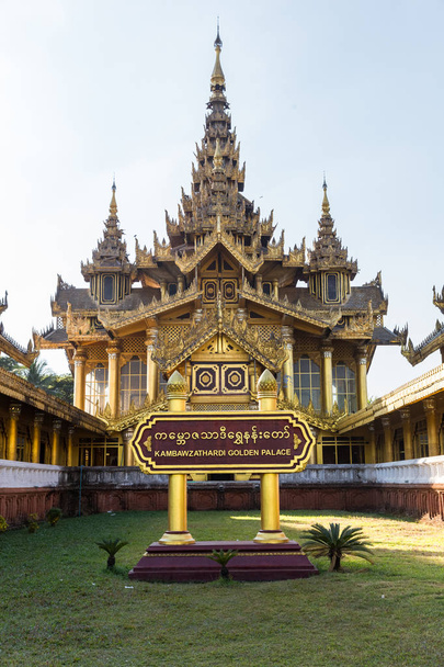 Kambazathadi Golden Palace w Bago, w Myanmar. - Zdjęcie, obraz