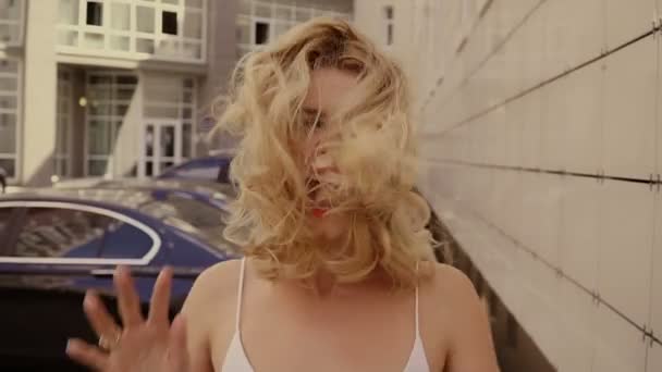 Portrait d'une belle fille heureuse souriante sexy avec de grandes lèvres pleines avec des cheveux blonds
 - Séquence, vidéo