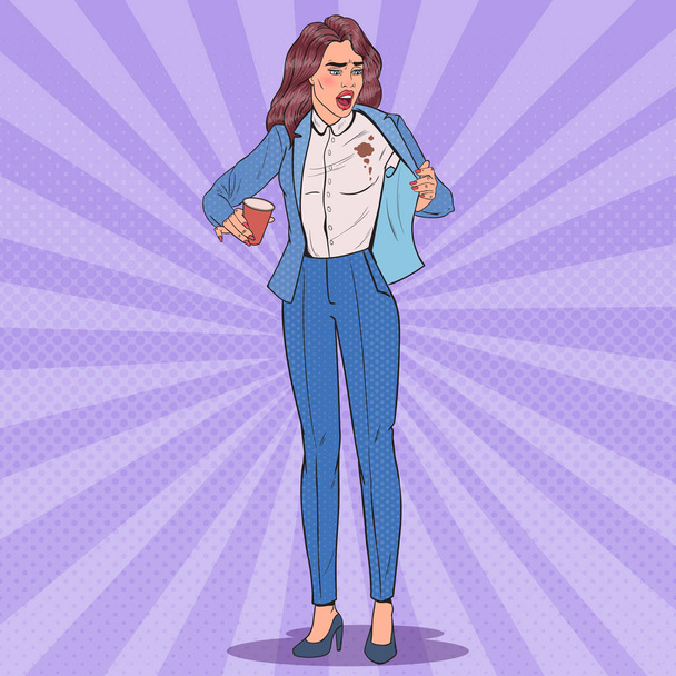 Pop Art schöne unglückliche Geschäftsfrau verschüttet Kaffee auf Hemd. Mädchen mit Flecken auf ihrer Kleidung. Vektorillustration - Vektor, Bild