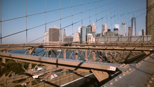 Gyönyörű perspektivikus nézetének Manhattan felhőkarcoló a Brooklyn Bridge keresztül csodálatos fém háló szerkezet 4k. - Felvétel, videó