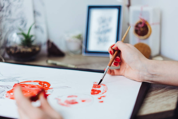 Молода жінка малює акварельними фарбами
 - Фото, зображення