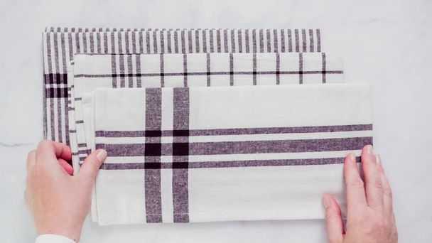 Blck en witte patroon papieren handdoeken vouwen op marmeren oppervlak. - Foto, afbeelding