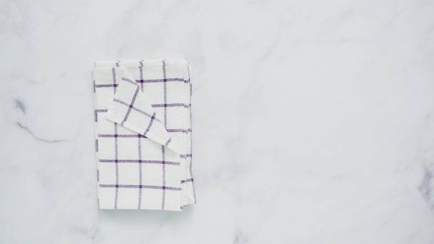 Blauwe en witte patroon papieren handdoeken vouwen op marmeren oppervlak. - Foto, afbeelding
